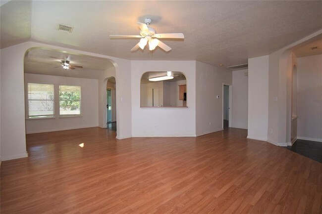 Foto del edificio - 15618 Lost Maples Dr