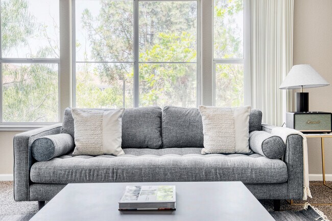 Building Photo - 10070 Paseo Montril