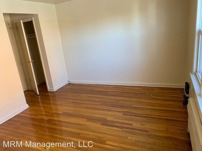 Building Photo - 353 S Center St