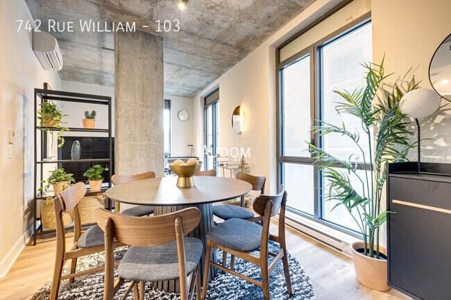 Building Photo - 742 Rue William