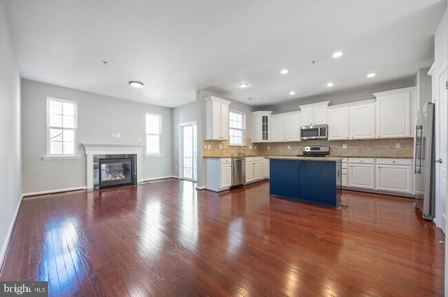 Building Photo - 844 Oriole Ave