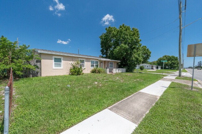 Building Photo - Single family home located close to schools and shopping.