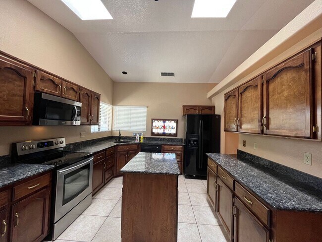 Foto del edificio - Beautiful 3 bedroom home on 1 acre
