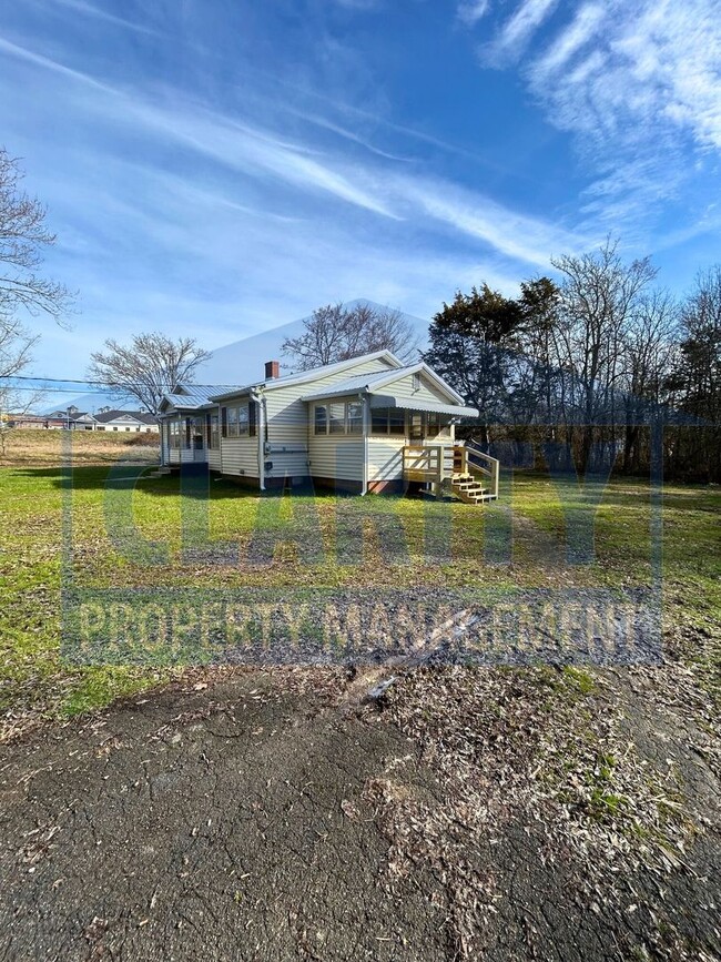 Building Photo - Super cute three-bedroom house!