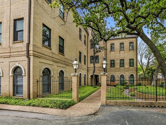 Building Photo - 1502 W 5th St