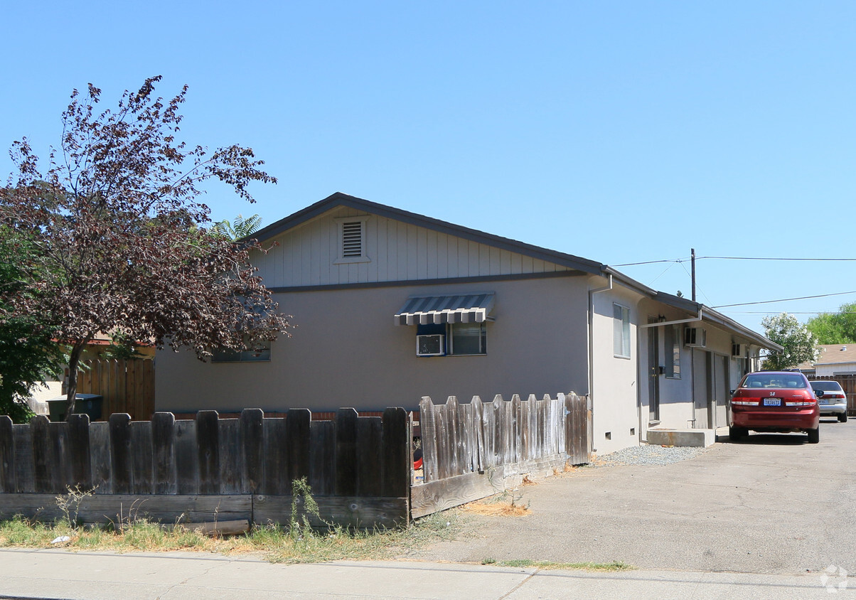 Building Photo - 316-18 20 22 N. Acacia Ave