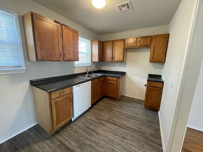 Foto del edificio - Del City Three Bedroom - Complete Remodel!