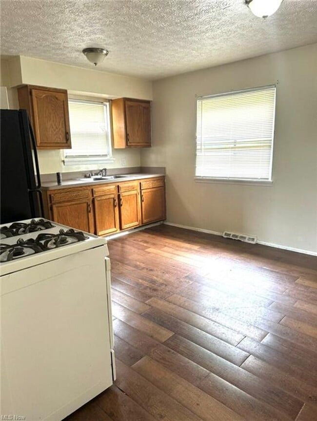 Building Photo - Charming 4 Bedroom Home