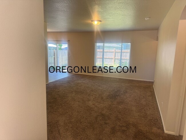 Building Photo - 3 bedroom North Eugene duplex home with full sized garage