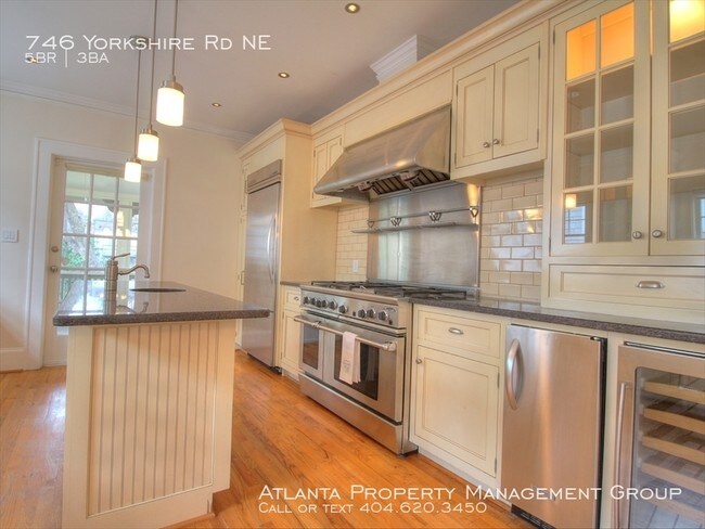 Foto del edificio - 746 Yorkshire Rd NE