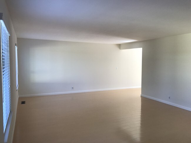 Salón - 3575 Lehigh Dr