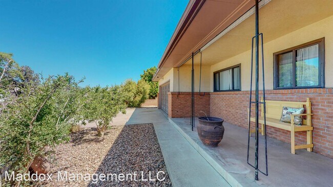 Building Photo - 3 br, 2 bath House - 608 Palomas Dr NE