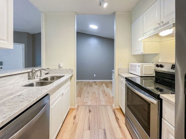 Foto del edificio - ***Beautiful 2 Bed, 2 Bath Condo in the Heart of Pensacola!***