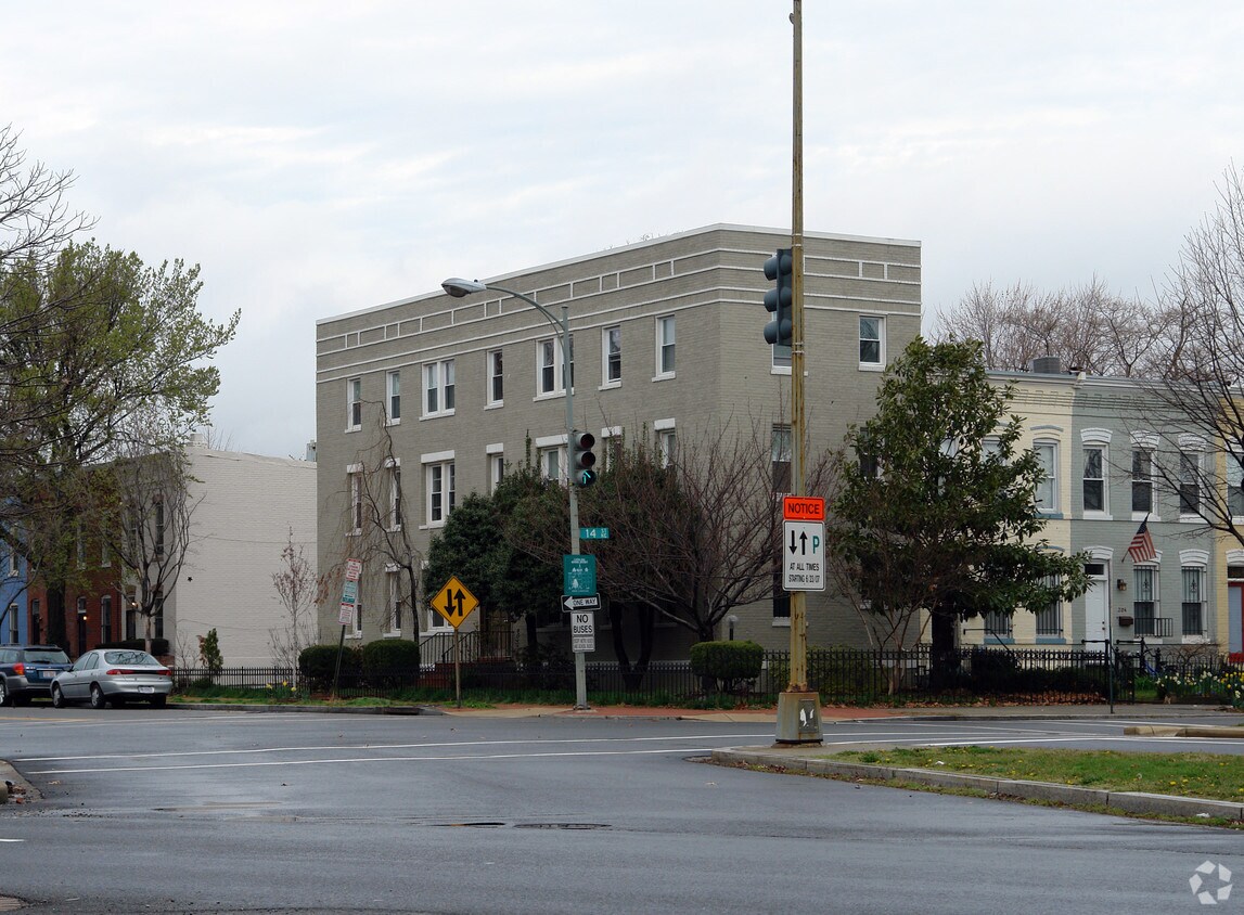 Primary Photo - 1364 Constitution Ave NE