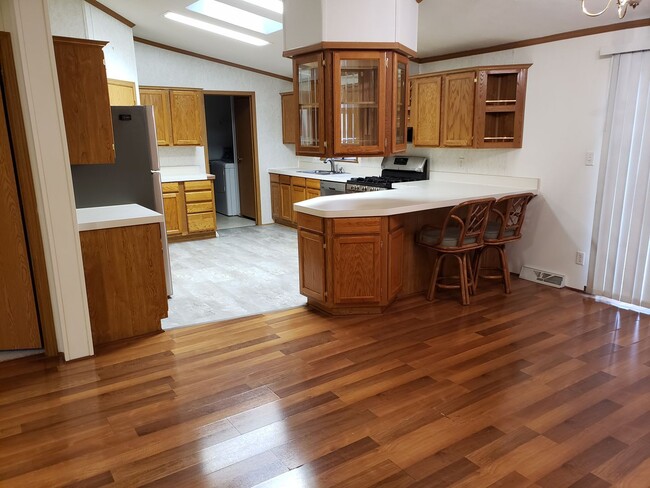 Foto del edificio - Spacious 4-bedroom, 2 bath, 2 car garage w...