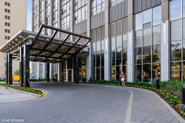 Foto del edificio - 655 W Irving Park Rd