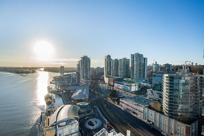 Building Photo - 680 Quayside Dr