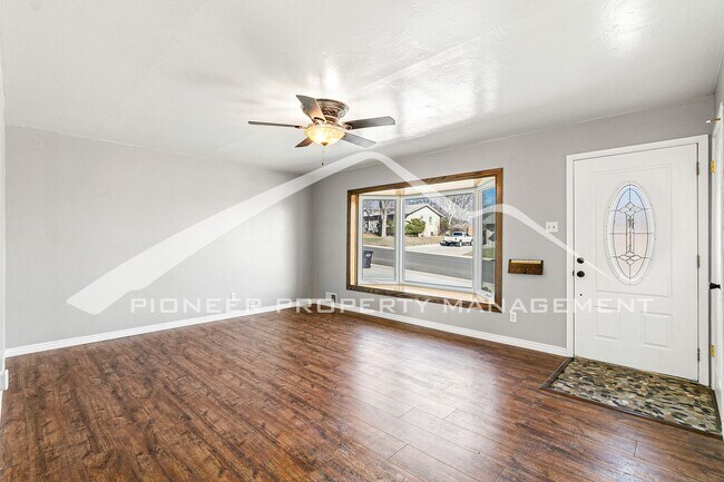 Foto del edificio - Spacious Home With Fenced In Back Yard!