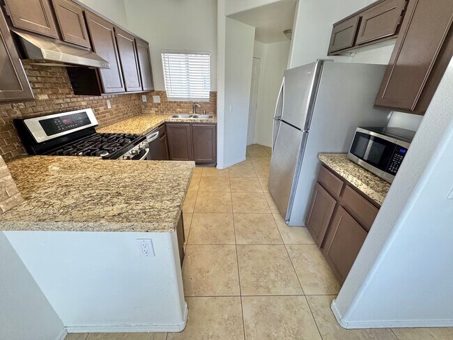 Foto del edificio - SPACIOUS 3 BEDROOM, 2 BATHROOM UPGRADED CO...