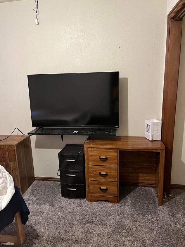 Building Photo - 4 br, 2 bath Duplex - 1939 700 West 1939 B...
