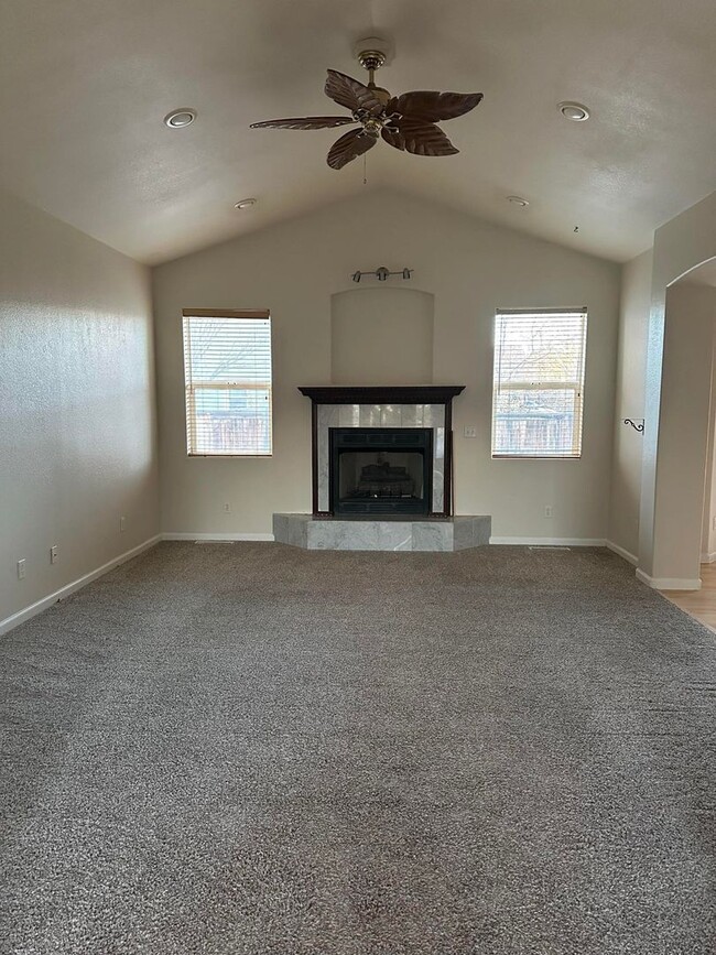 Building Photo - 3 bedroom, 2 bath home on the Golf Course,...