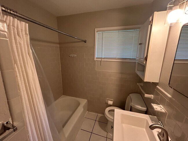 Foto del edificio - 4107 Arlington Cir NW