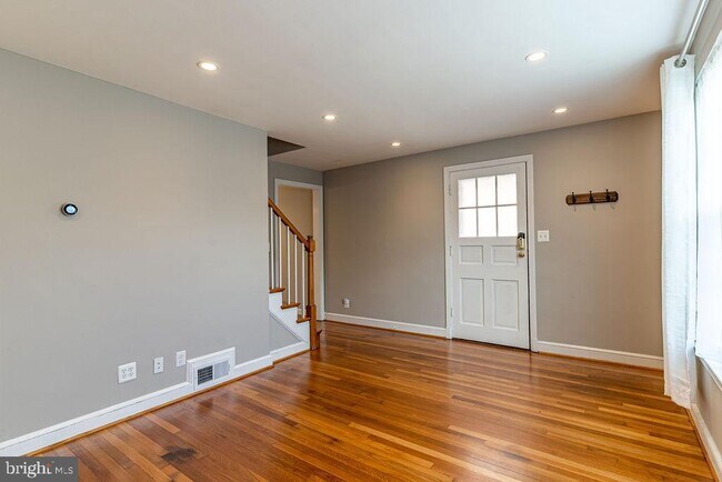 Building Photo - 2730 S Uhle St
