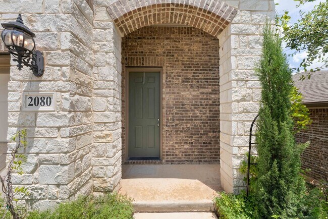 Foto del edificio - Stylish 3-Bed Home with Pool Access, Island Kitchen & Fenced Yard in New Braunfels