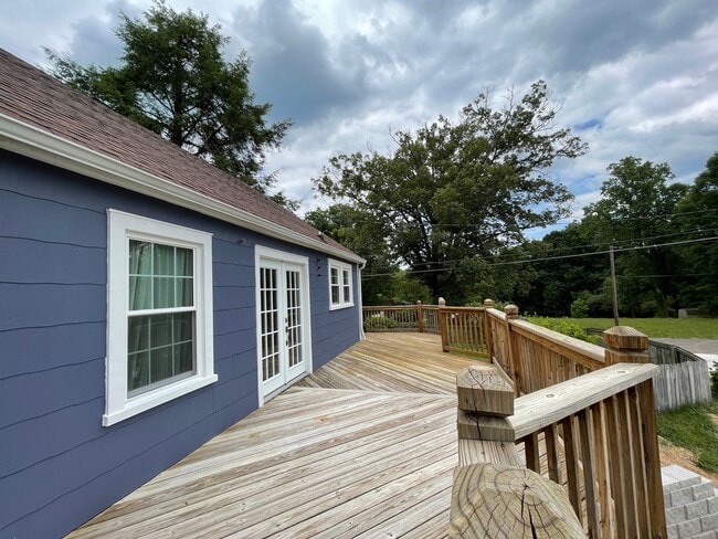 Building Photo - 1104 Highland Dr