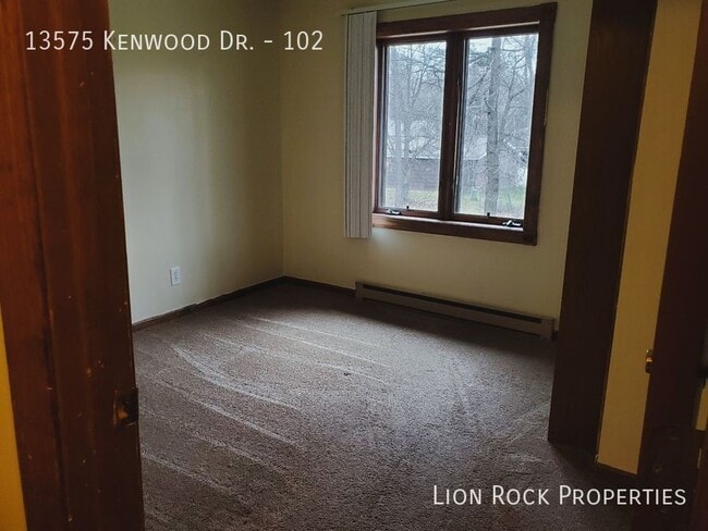 Building Photo - 13575 Kenwood Dr N