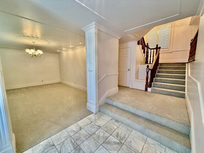 Foto del edificio - Distinctive and Spacious 5-BR Home in Bloomington