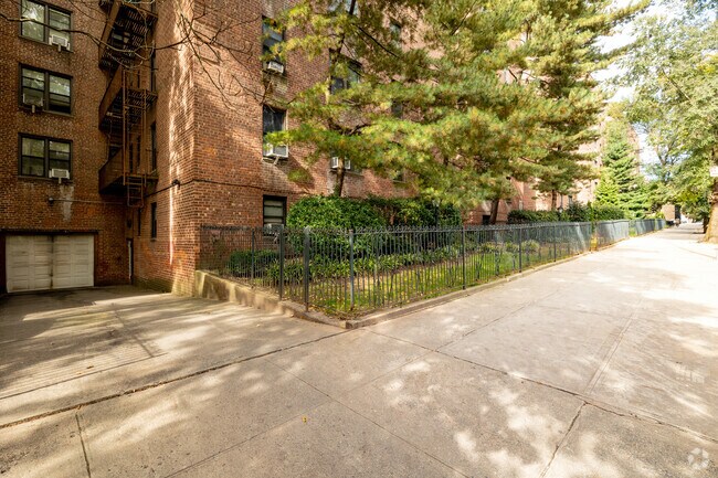 Foto del edificio - 83-30 118th St