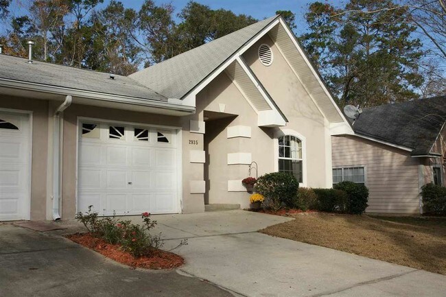 Building Photo - 2935 Royal Palm Way