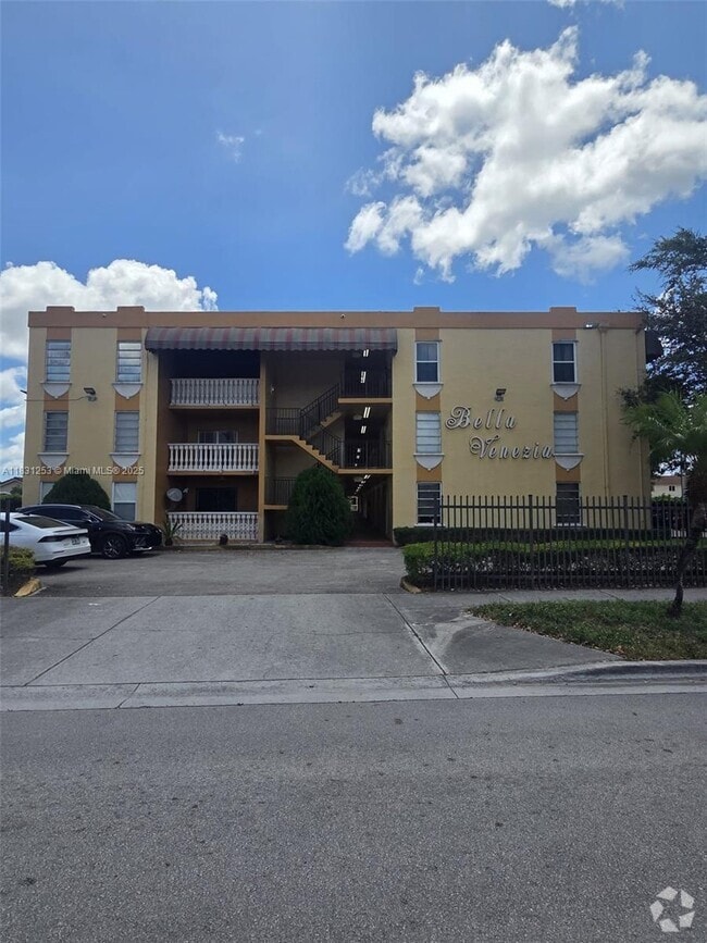 Building Photo - 575 W 69th St