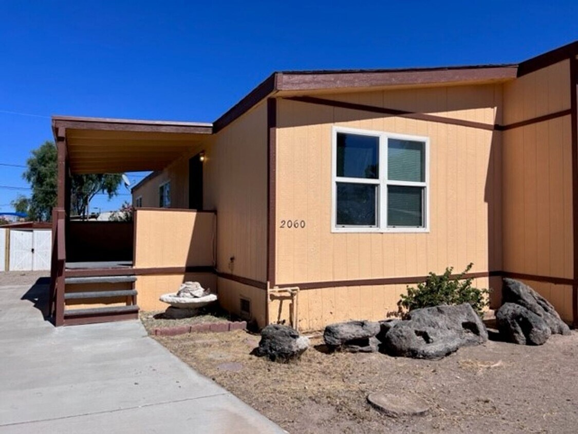 3 Bedrooms, Includes Fenced Yard New carpe... House Rental in