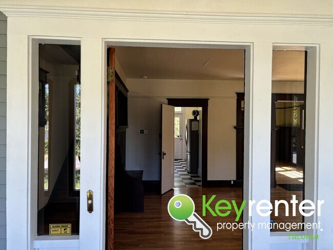 Building Photo - One of a Kind Craftsman House in Tacoma!
