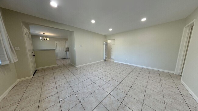 Foto del edificio - 7390 Valaria Dr