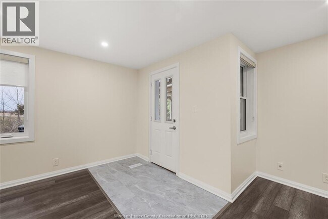 Photo du bâtiment - 1219 Lakeshore Rd 105