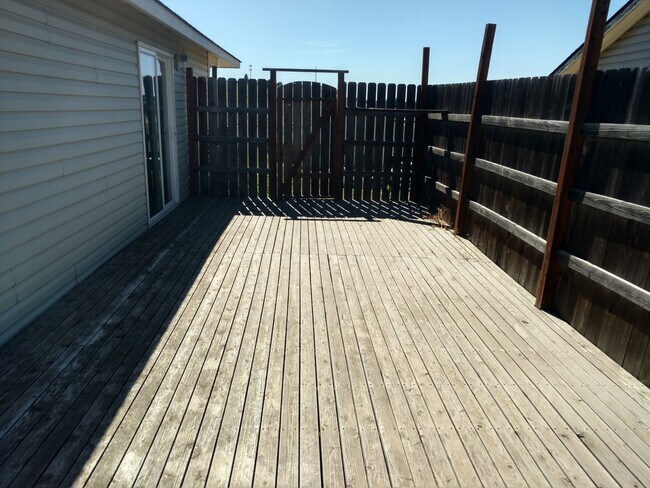 Foto del edificio - 3 Bedroom 2 Bath with 2 car garage