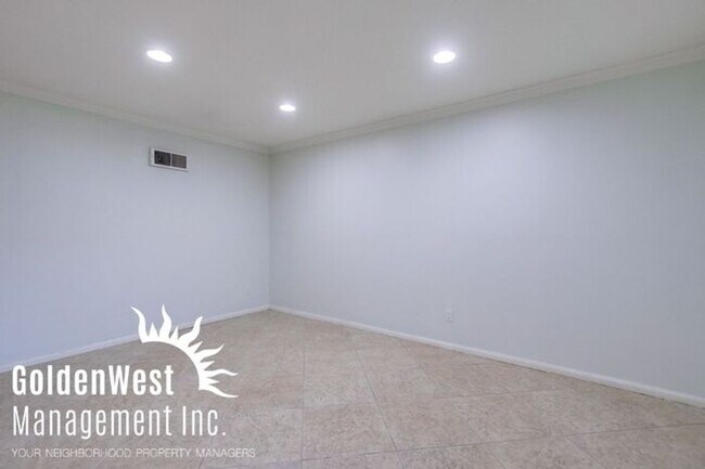 Building Photo - Cozy 2Bdm 2Ba Condo in the Heart of San Di...
