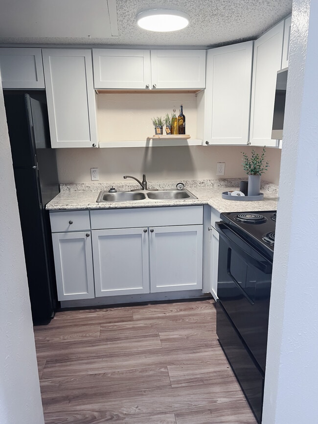 Building Photo - Oakcrest Apartments