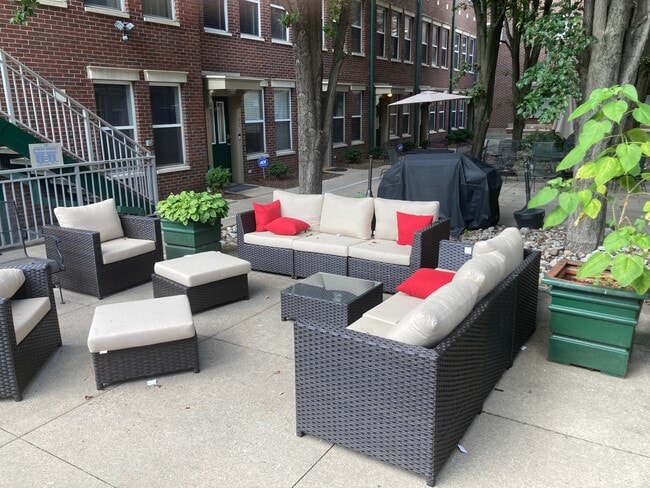 943 Baxter Ave