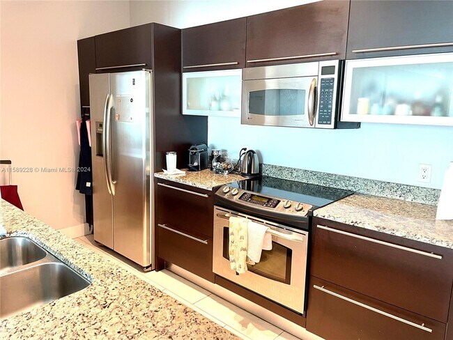 Building Photo - 950 Brickell Bay Dr