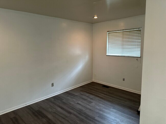 Foto del edificio - 3409 N Leland Ave