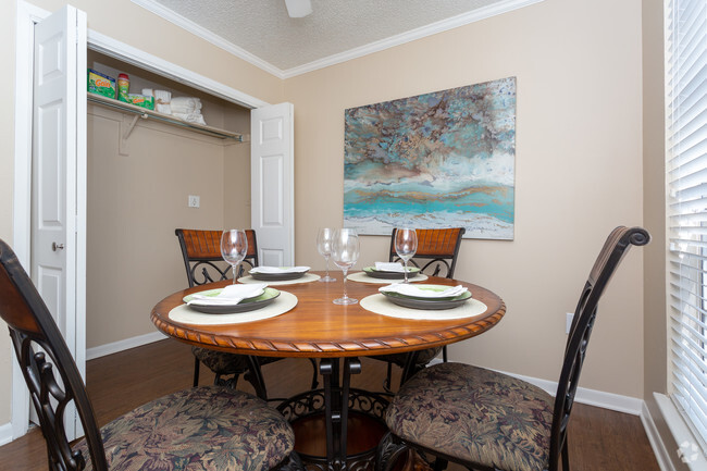 1BR,1BA-737sft - Oak Hollow Apartments