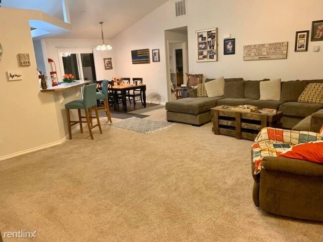 Foto del edificio - 4 br, 3 bath House - 525 W. Palmer Dr.