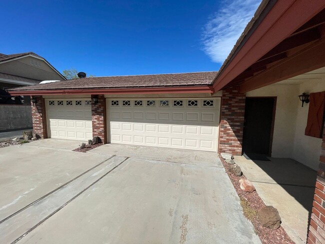 Building Photo - HESPERIA GOLF COURSE HOME with BONUS RV GA...