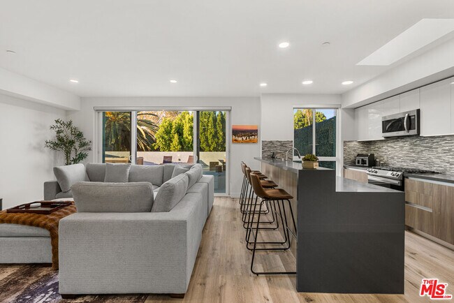 Foto del edificio - 4806 Sylmar Ave