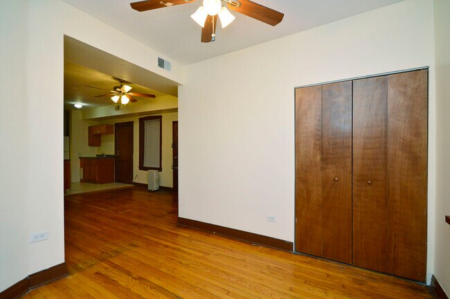 Foto del edificio - 1403 W Diversey Pkwy