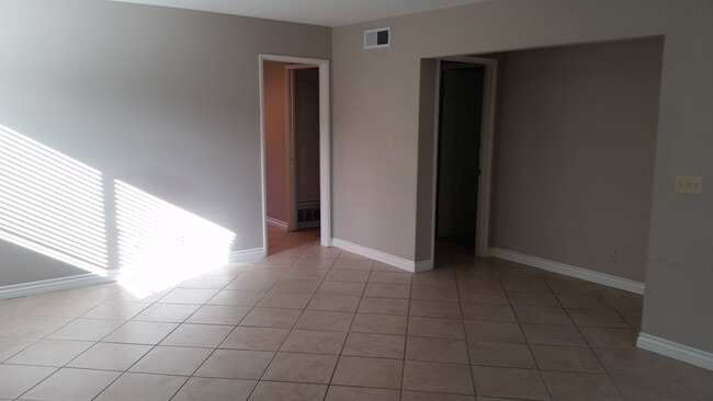 Building Photo - Great location in Westlake Village!